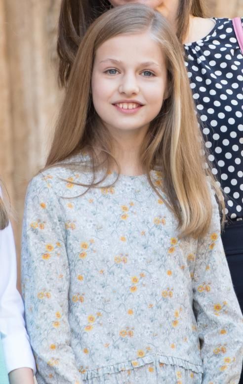 西班牙|真正的贵族穿搭都简约，看西班牙公主莱昂诺尔，穿红色套裙真高级