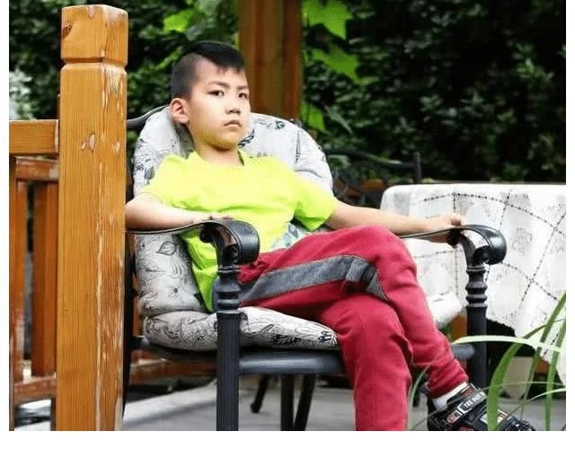 劉嘉玲|康康在《爸爸去哪兒》一出場就是“霸總”，其實(shí)他兒時(shí)也很可愛