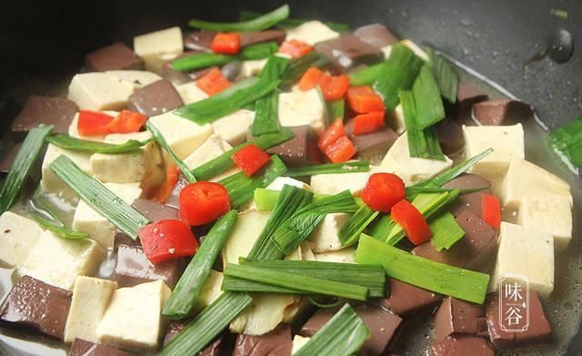 它是猪身上的液体肉，隔三差五吃一盘，排毒补血，给身体做大扫除