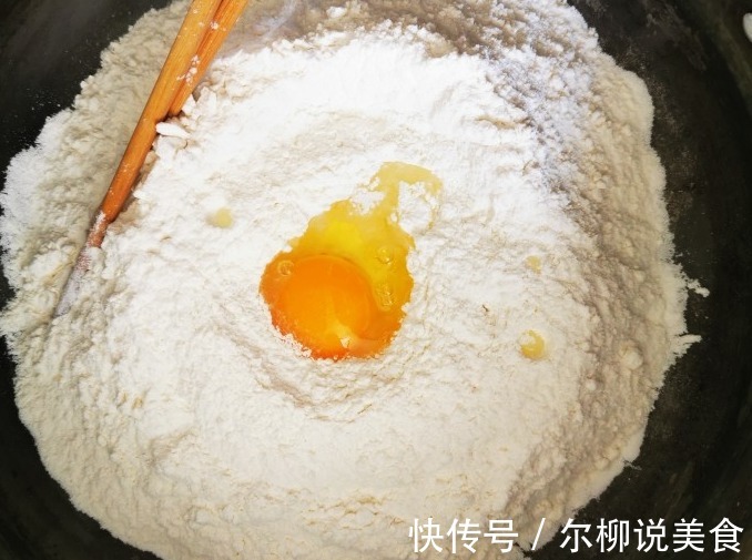 做手擀面时,和面要多加“2个料”,面条筋道不易断,爽滑不粘连
