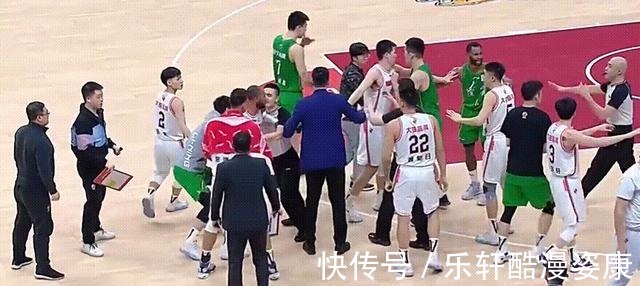 辽宁队|辽宁老队长鼻骨骨折!威姆斯态度嚣张,CBA真能容他撒野