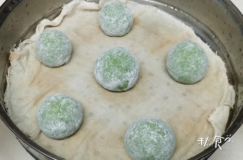 春天濕氣重，做饅頭用這碗“草汁”來(lái)和面，清香翠綠，好吃還養(yǎng)人