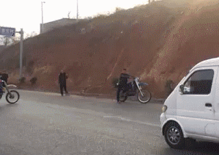 |搞笑GIF图:小姐姐的大长腿要逆天啊。