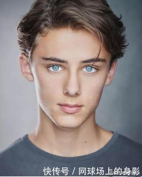 世界上最美丽男孩 灰蓝色眼睛让人沉溺 16岁颜值高到惊人 快资讯