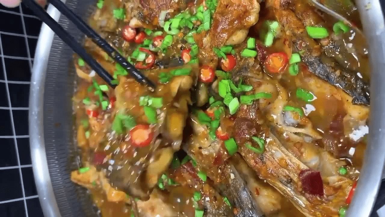  鲤鱼的新吃法，肉质鲜嫩香辣入味，比红烧更受大家追捧