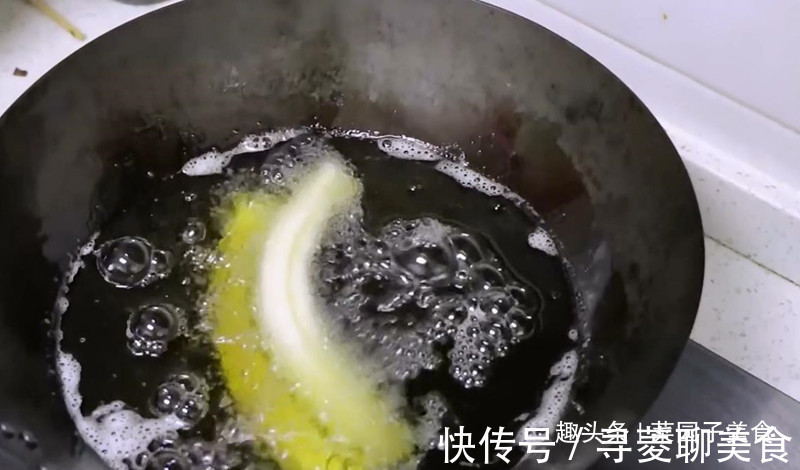 炸油条,还分热油和冷油下锅原来以前一直犯错,难怪油条不蓬松