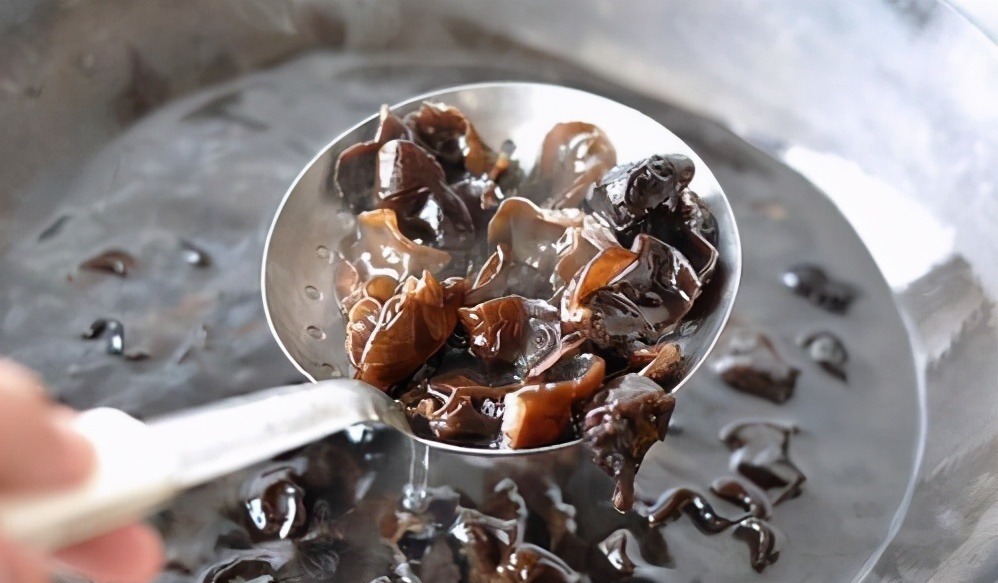 泡木耳时，直接加水就错了！厨师长教你一招，木耳3分钟就能泡软