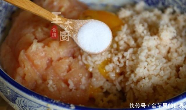 蒸莲藕鸡胸肉丸子这样做,超入味,一口一个,还不用担心长肉