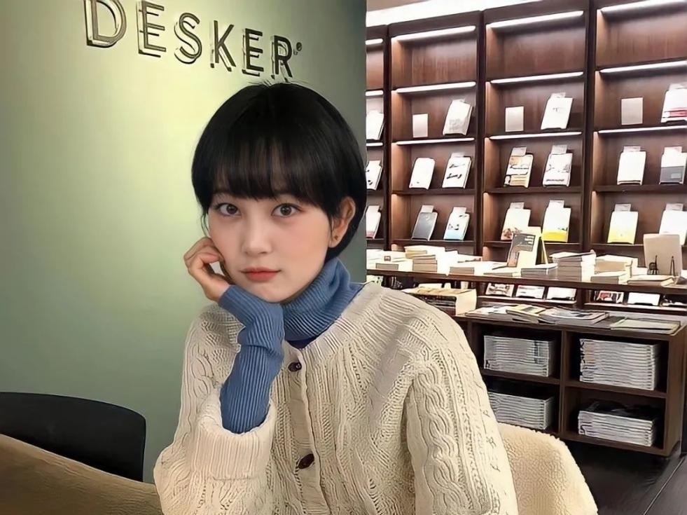 减龄 今年很流行“奶奶衫”,看似显老,穿上却很减龄,百搭不挑人