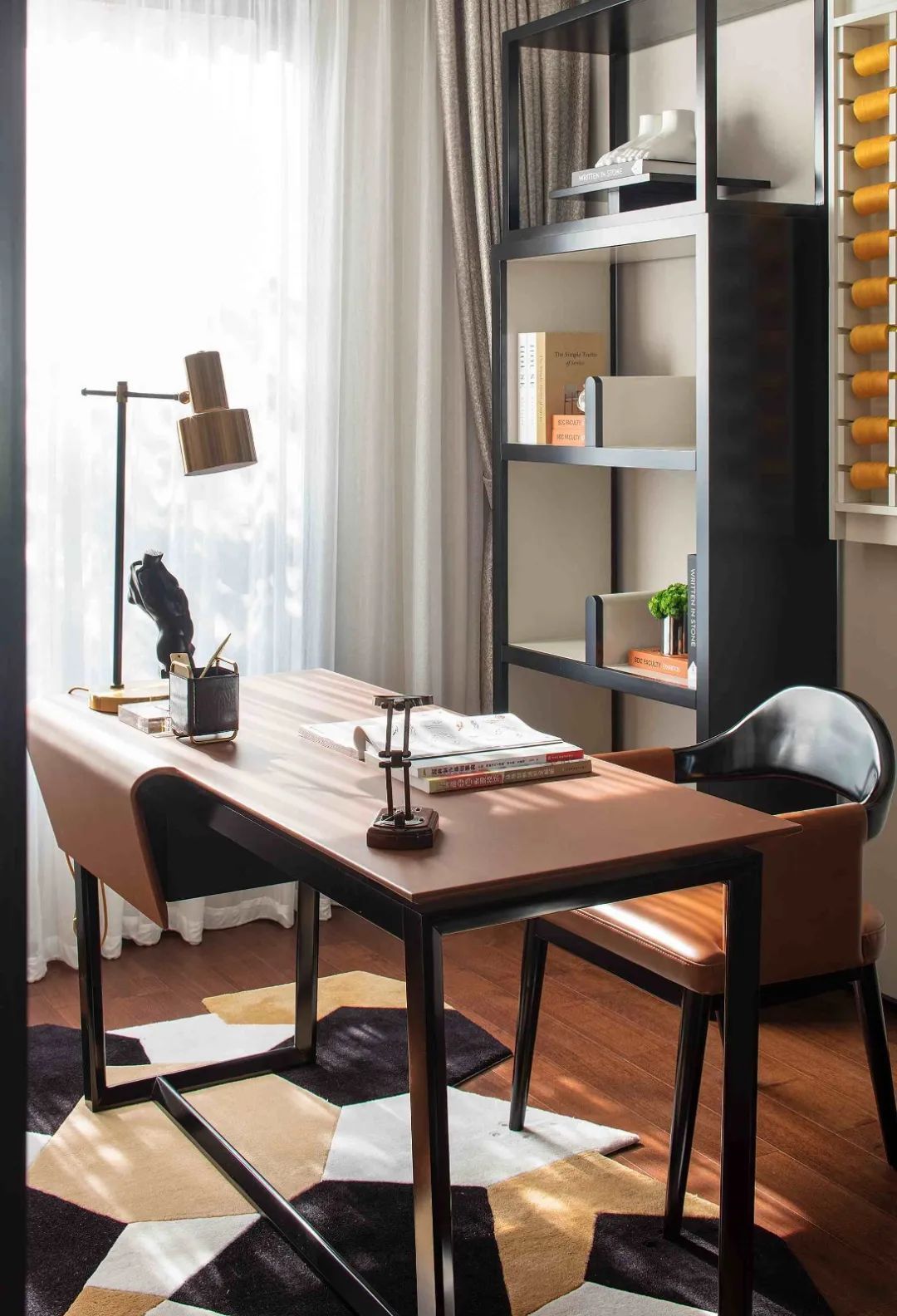 布置|122㎡现代时尚,心灵手巧的女主,在家布置工作台,做起针线活