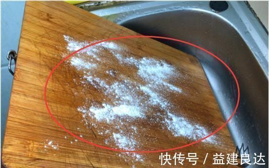 菜板脏了,万万不可用洗洁精洗,教你一招,立马干净如新还不发霉