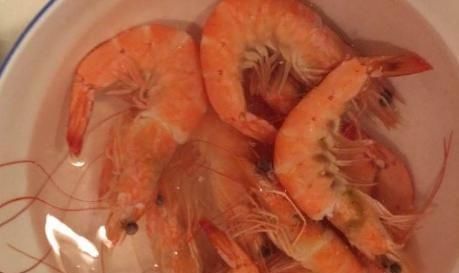 做法|水煮大虾,有人放盐,有人放醋,厨师长教你正确方法做,嫩又滑