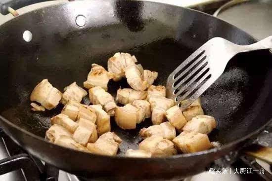 红烧肉其实不用炒糖色，教你快餐店做法，软烂入味，吃着还不腻