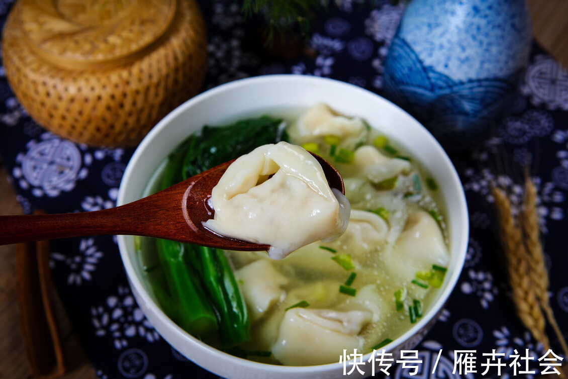 馅料|鲜肉馄饨要想好吃，原来有诀窍，调馅时多放一种油，馅料鲜嫩多汁