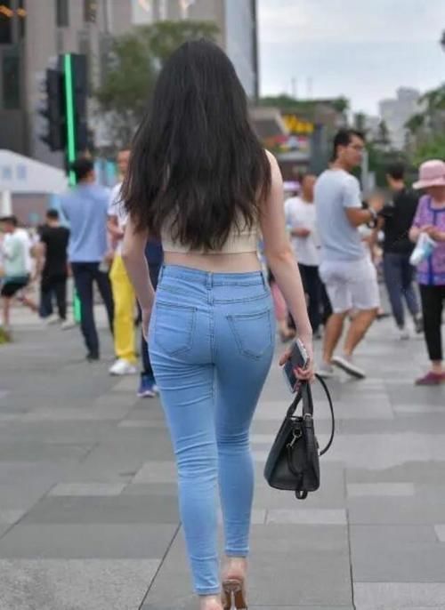 小姐姐 瑜伽裤穿搭在视觉上,总是给人享受,减龄效果相当不错艳压完胜