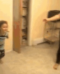 |搞笑GIF:铲屎的赶紧把我放了,否则我拆了你的后备箱