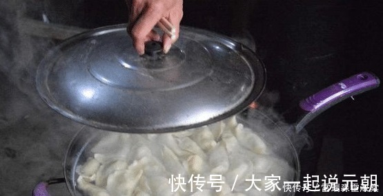 煮饺子,最忌开水下锅,大厨多加这一步,饺子鲜嫩多汁不破皮