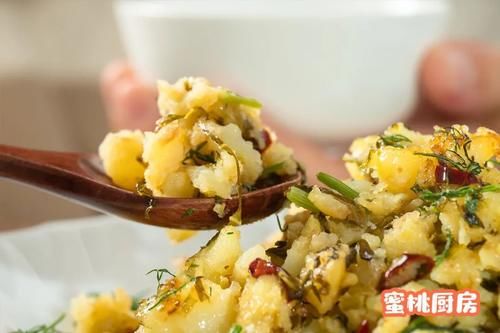  土豆这么做，咸香软糯，小朋友和老人超爱吃！