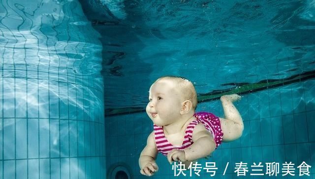 育婴师|宝宝在吃手时,你会不会强行拉开他的小手呢育婴师来和你说说