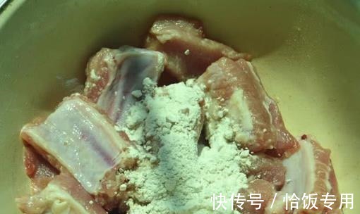 不管怎么做排骨,切记万万不可先焯水,牢记2步,鲜嫩好吃还不腥!