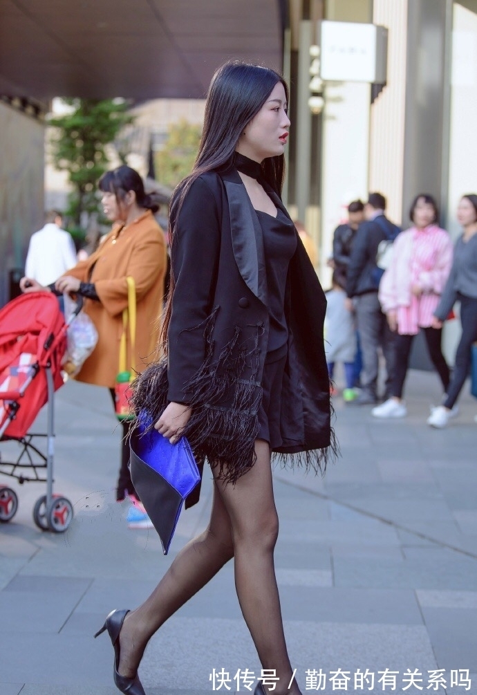 小姐姐|街拍:背影杀手?小姐姐的一身黑色搭配不仅显瘦还魅力十足