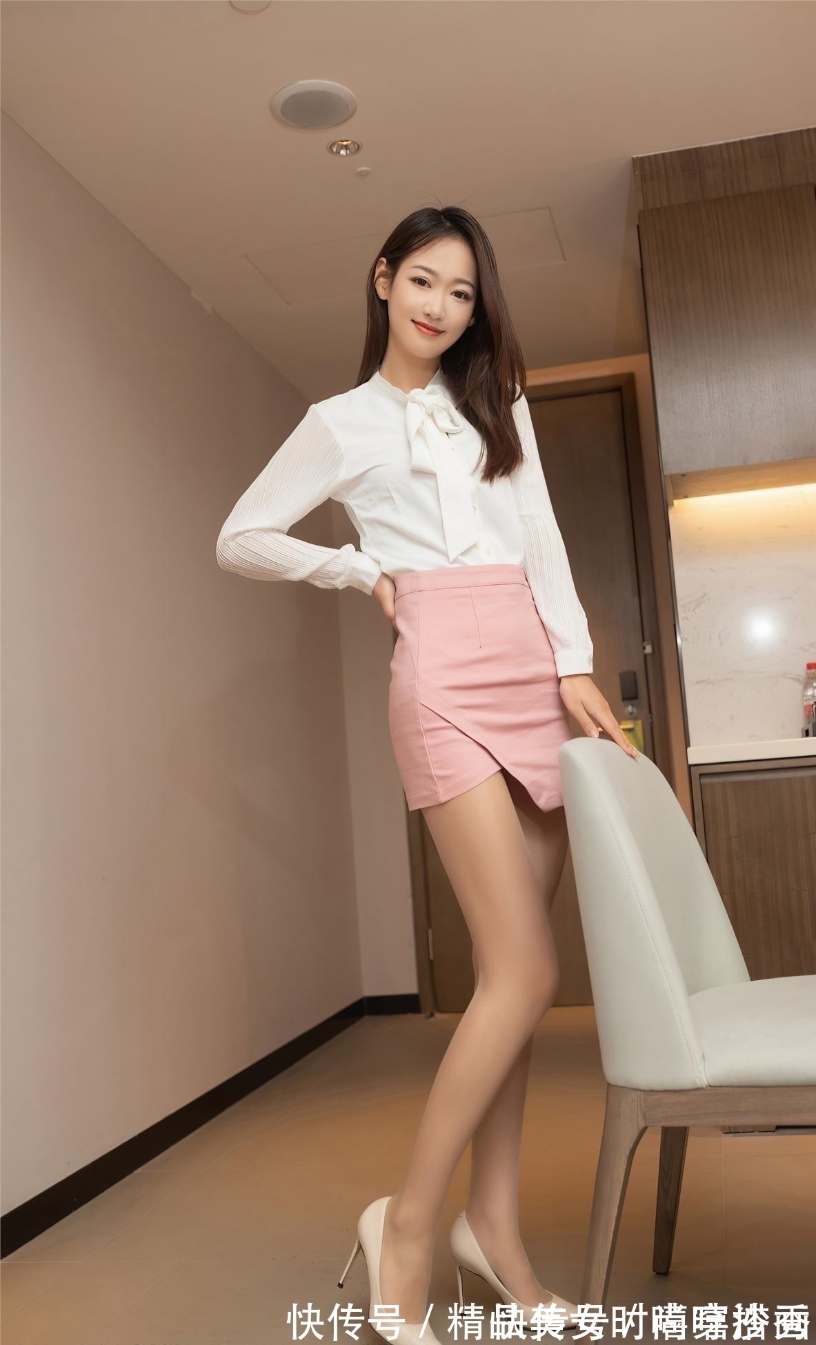 白色 简约百搭的白色衬衫,下搭一条粉色的短裙,让你变得浪漫又时髦