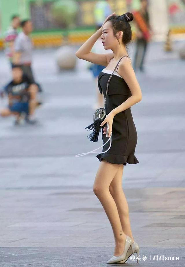 小背心 小姐姐脚上搭配了一双黑色尖头的高跟鞋,展现出十分高挑的既视感