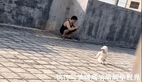 天台|奶爸带娃在天台“佛系”晒太阳火了,所谓父爱如山,一动不动