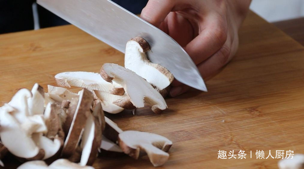 香菇别光炒着吃，教你做凉拌香菇，爽口不油腻