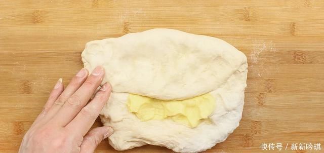 面团|手撕面包这样做,柔软筋道又拉丝,一层一层撕着吃,太香了