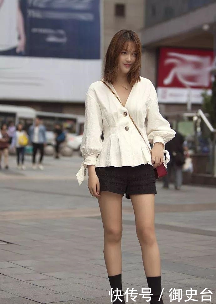 衬衫|街拍:灯笼袖的衬衫搭配黑色短裤,让小姐姐在人群中时髦度爆表!