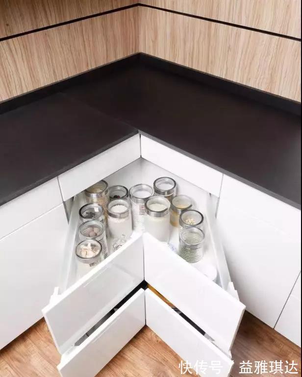 拉篮|厨房拐角位置很鸡肋那是你没用好，学习外国人做储藏室多一间房