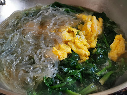 菠菜原来还可以这样吃？加上这2样，汤汁鲜美越吃越爱