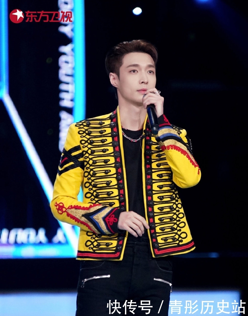 制作人 《金曲青春》张艺兴最新剧照,国风外套尽显王者风范