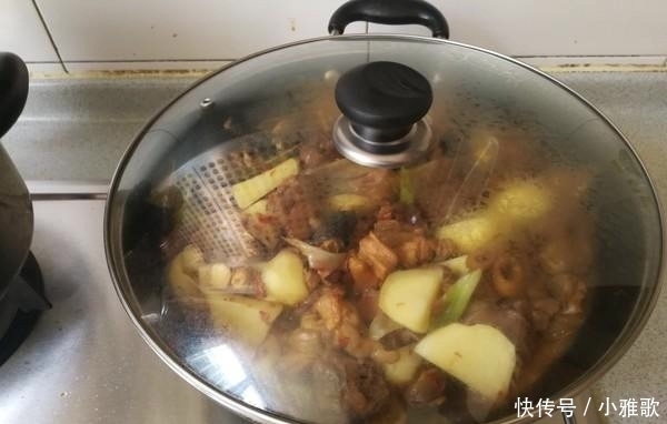 抠门|6个人只吃一盘菜,以为同事抠门,菜一上桌大家纷纷掏出手机