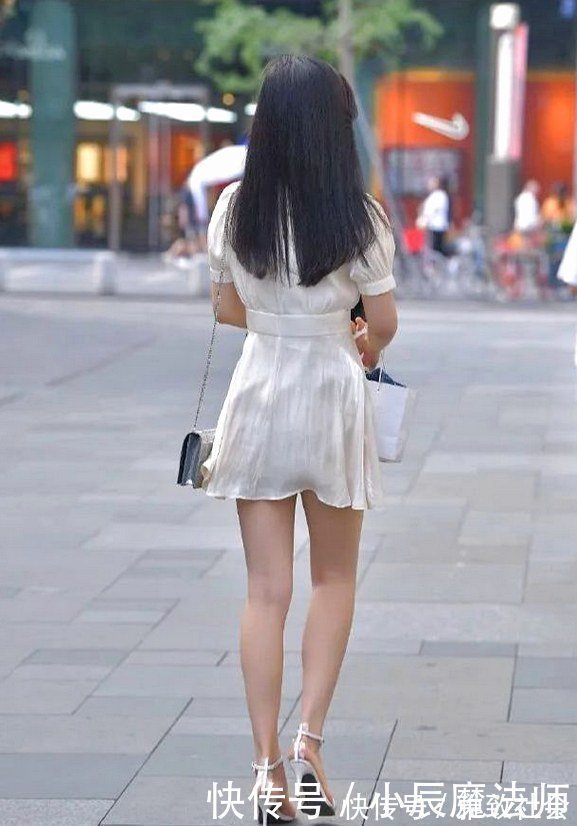 V领 百褶裙摆的连衣裙搭配V领设计,显得越漂亮