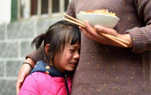 姐妹|双胞胎姐妹,一个奶奶带,一个妈妈带,一年后孩子差别显而易见