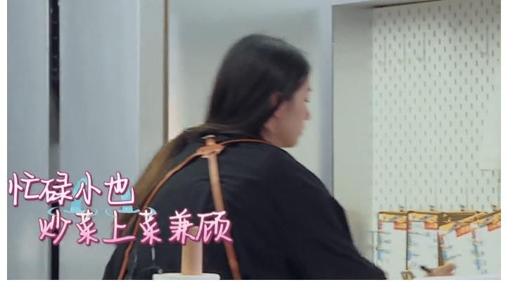 中餐廳5|《中餐廳5》營業(yè)，周也接客卻不扎頭發(fā)，手忙腳亂的背后滿是無奈