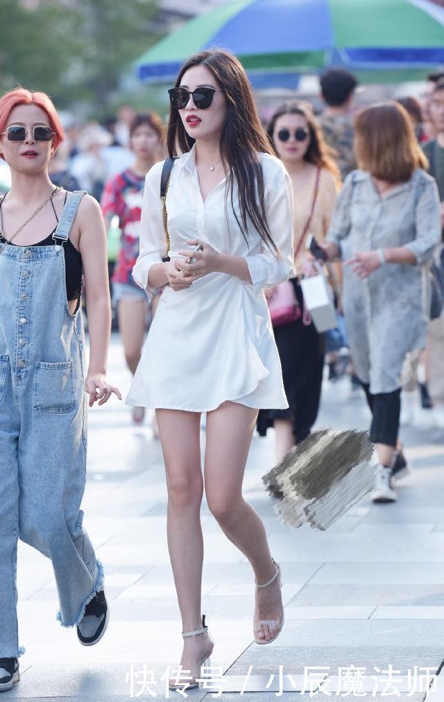 苗条女孩的时尚穿搭，简单的“白色系”造型，展现不一样的魅力