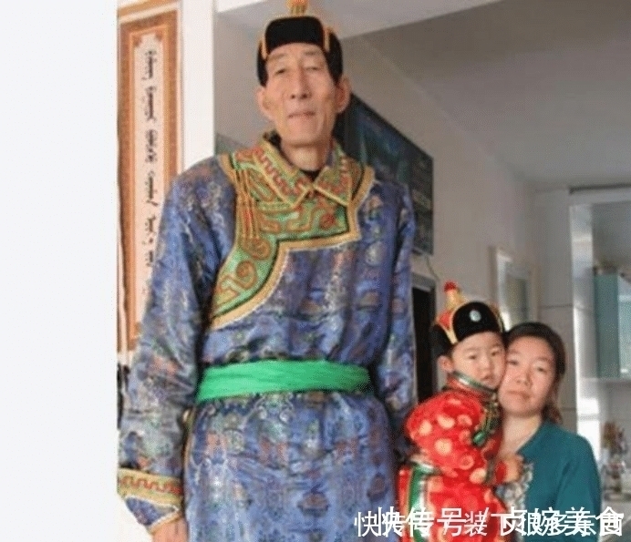 鲍喜顺|中国第一巨人鲍喜顺：不听忠告57岁生下一子，儿子现状如何？
