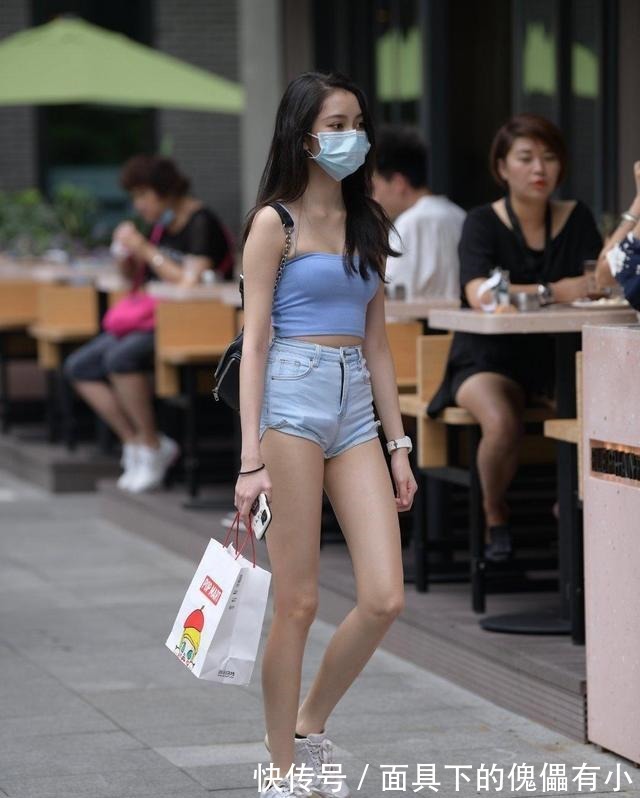 高跟鞋 逛街的瑜伽裤美女，让造型远离俗套感，颜值过人！