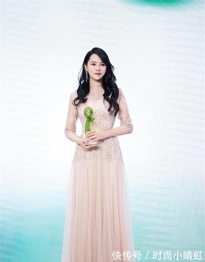 中长发 50岁左右的女人，发型不要留羊毛卷和黑长直，这些更洋气