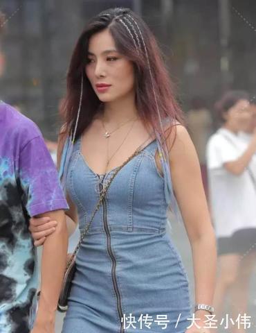 炫彩|美女街拍美女一身牛仔上衣,配上炫彩发型,hold全场