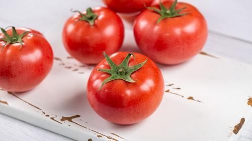 买西红柿时,要不要挑带花托的?傻傻买错不新鲜,白花冤枉钱