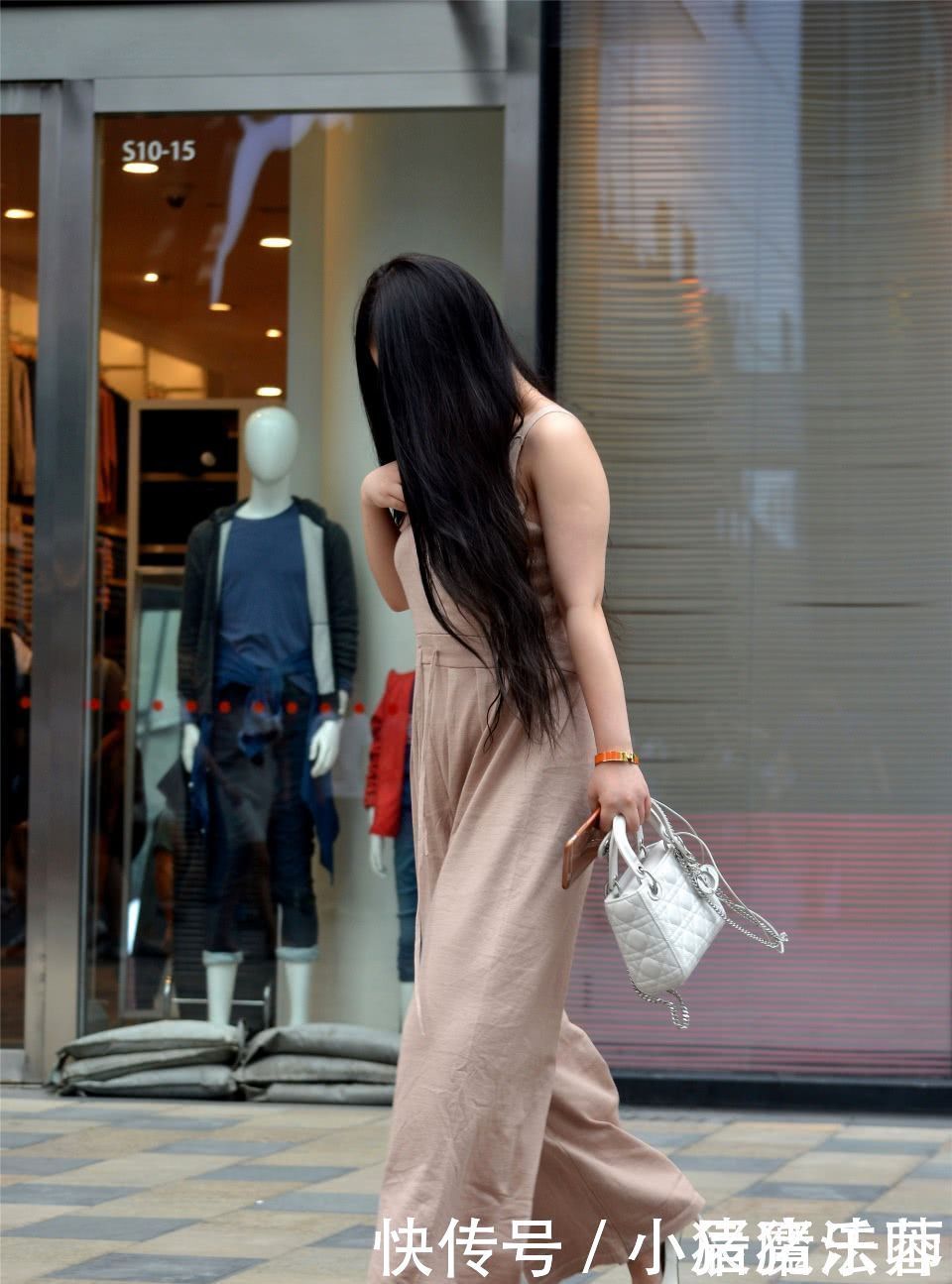 美女穿搭简约的阔腿裤柔美又大气，分分钟穿出自己的品质感