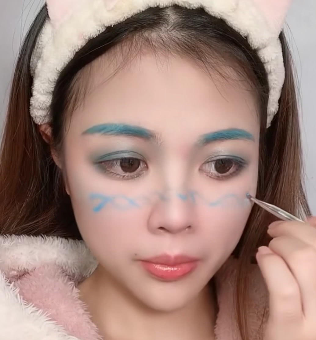 口红 女生“天蓝色”口红画全脸，美得不像话，直男：你脸咋蓝了？