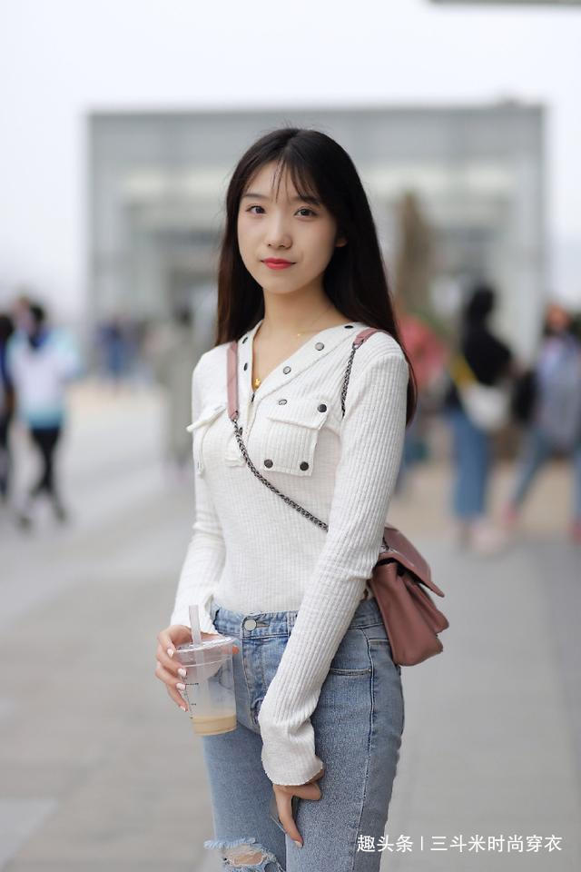 小姐姐 小姐姐搭配牛仔裤,装扮出自然美感,简约风向你袭来!