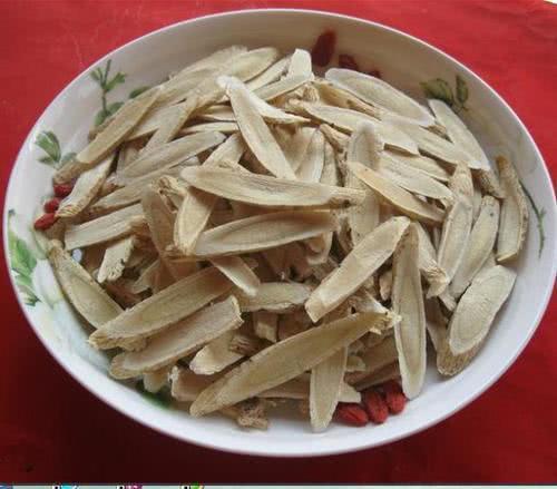 中老年人|黄芪是平民补品,但不要单独泡水喝了,跟3种食物搭配不上火