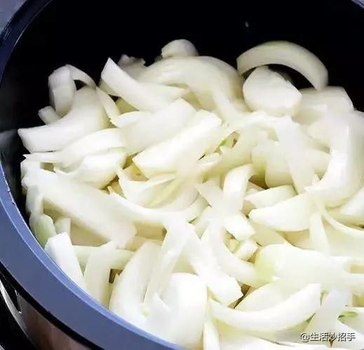 洗衣服时加点这个，连搓一下都不用，衣服立刻干净如新