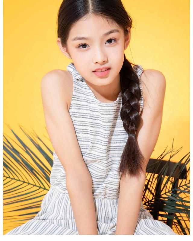 长津湖|在正在热播的电影（长津湖）中抛红领巾的小女孩名字叫艾米